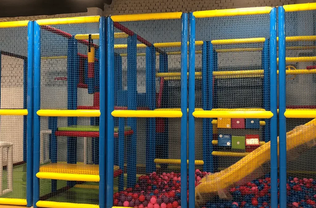 montar un parque de bolas en interiores